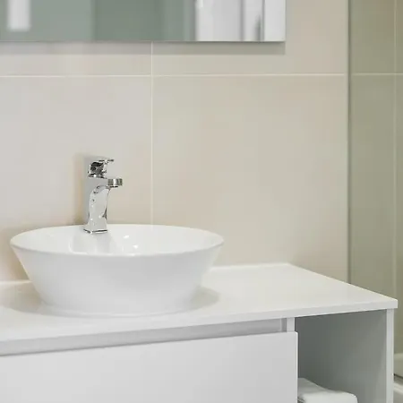 Hibisco Is A Modern Apartment, 5min Walk To Apartamento