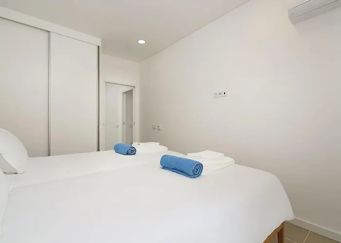 Hibisco Is A Modern Apartment, 5min Walk To Appartement Luz