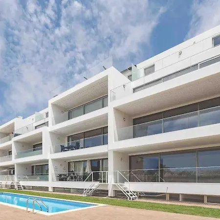 Hibisco Is A Modern Apartment, 5min Walk To Apartamento