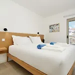 Hibisco Is A Modern Apartment, 5min Walk To Apartmán Luz